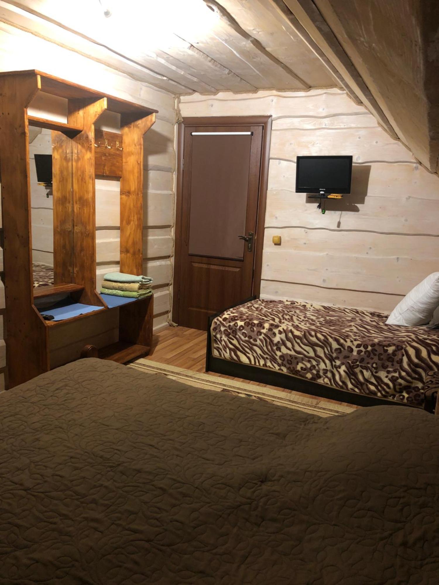 Біля Комори Pilipets Exterior foto